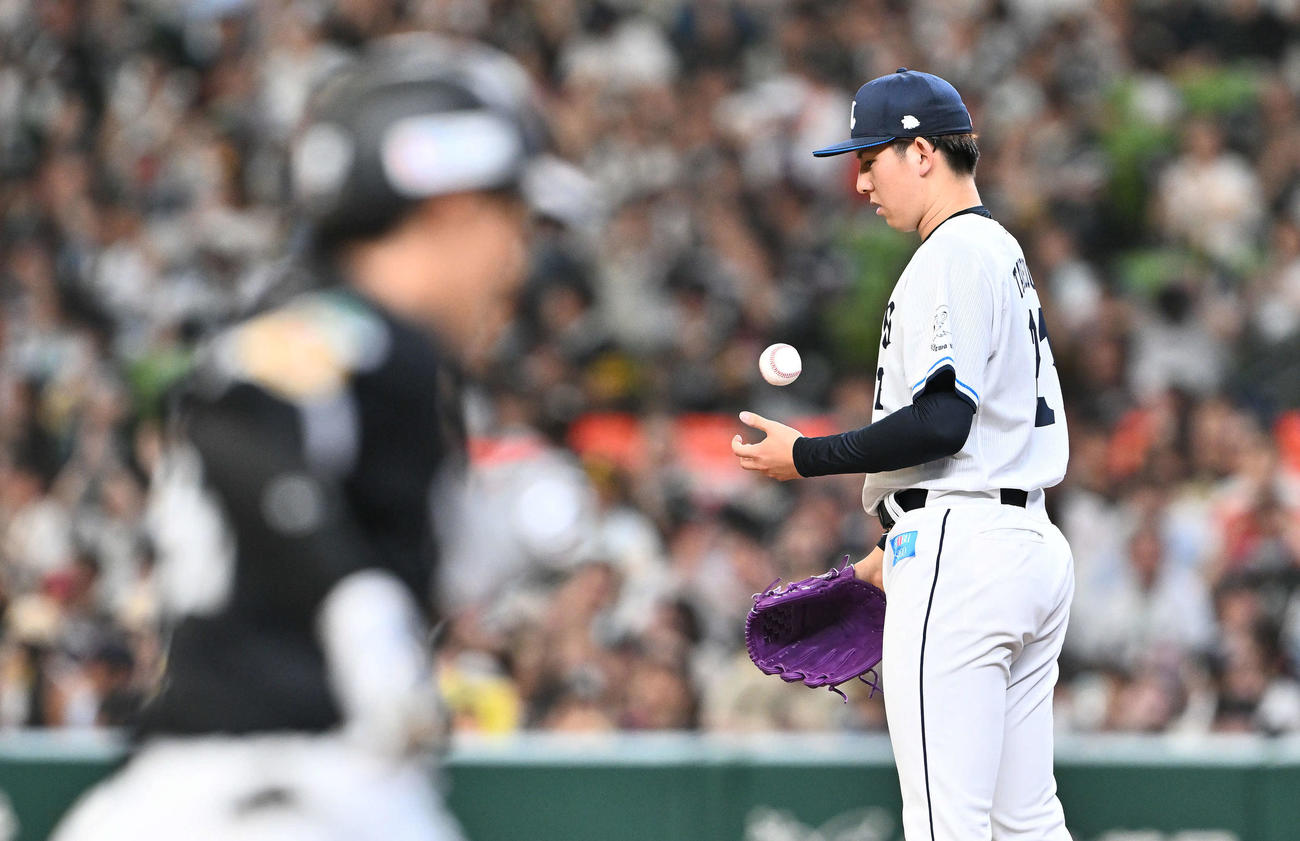 西武対ソフトバンク　3回表ソフトバンク無死、野村（手前）に先制ソロ本塁打を許す武内（撮影・滝沢徹郎）
