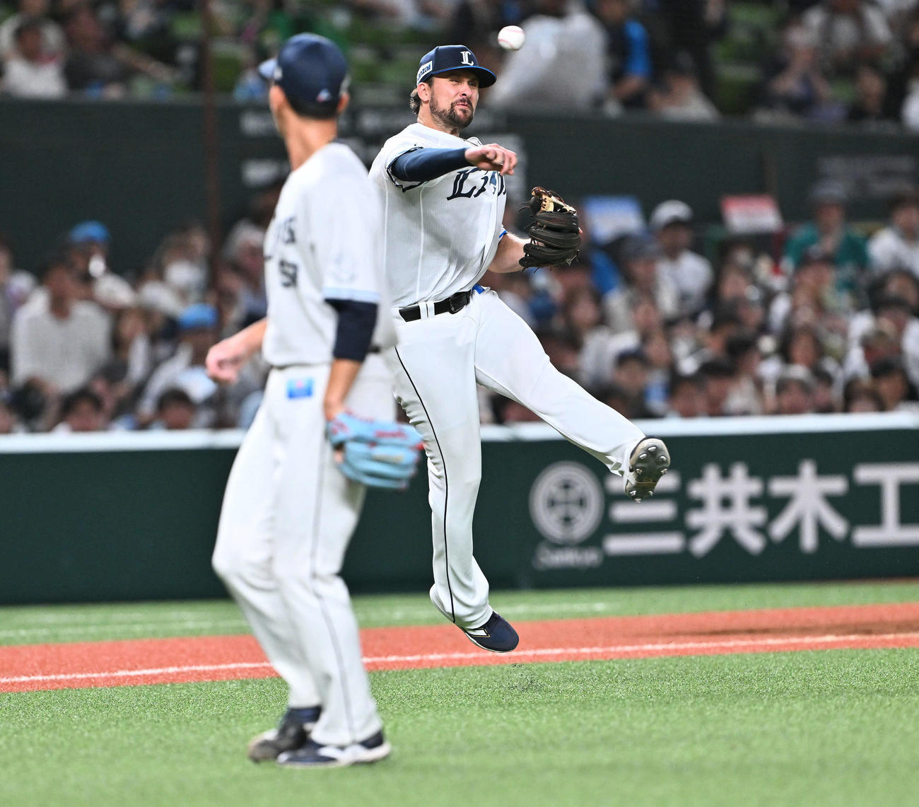 西武対ソフトバンク　8回表ソフトバンク無死、三塁走者デービス（後方）は野村の打球を処理するも内野安打となる（撮影・滝沢徹郎）