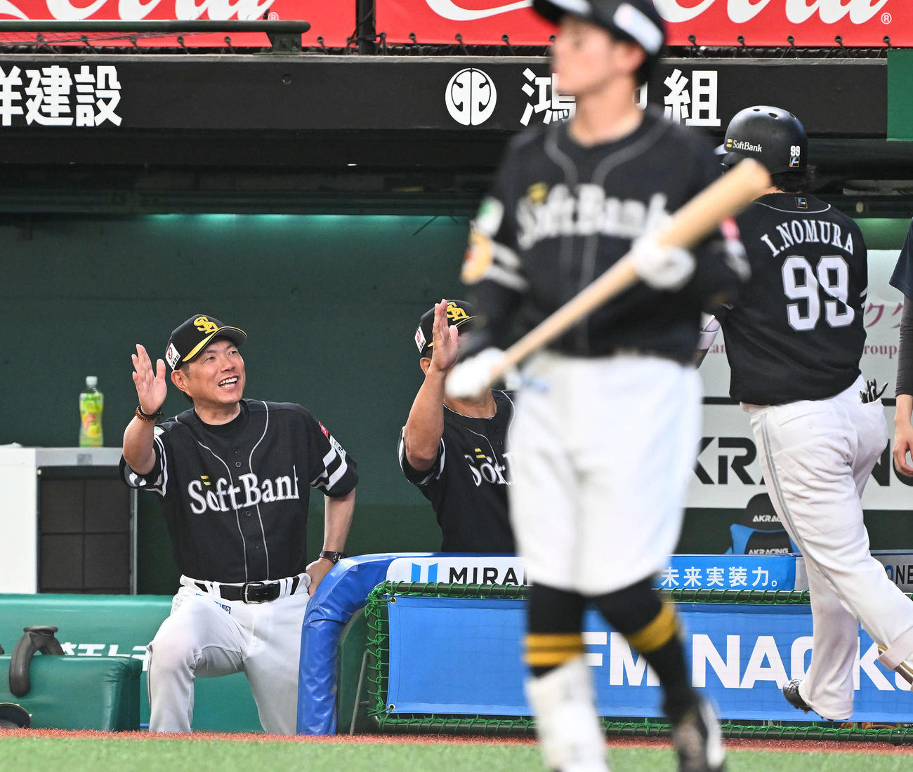 西武対ソフトバンク　3回表ソフトバンク無死、先制ソロ本塁打を放った野村（右）を迎える小久保監督（左）（撮影・滝沢徹郎）