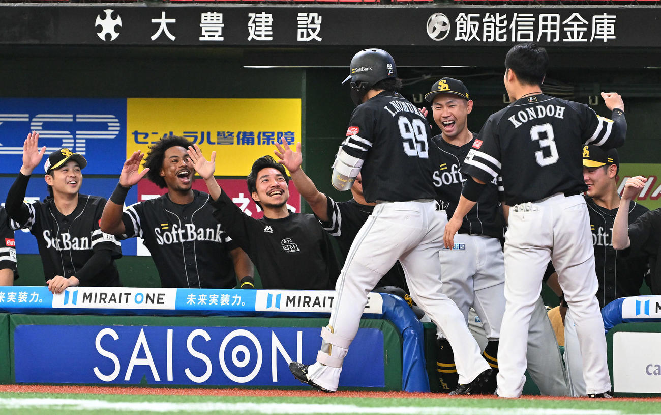 西武対ソフトバンク　3回表ソフトバンク無死、先制ソロ本塁打を放った野村（手前左）は生還しチームメートから祝福される（撮影・滝沢徹郎）