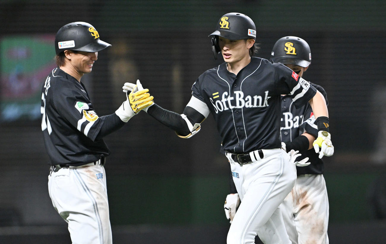 西武対ソフトバンク　6回表ソフトバンク1死一塁、2点本塁打を放った周東（中央）は生還しチームメートとタッチをかわす（撮影・滝沢徹郎）