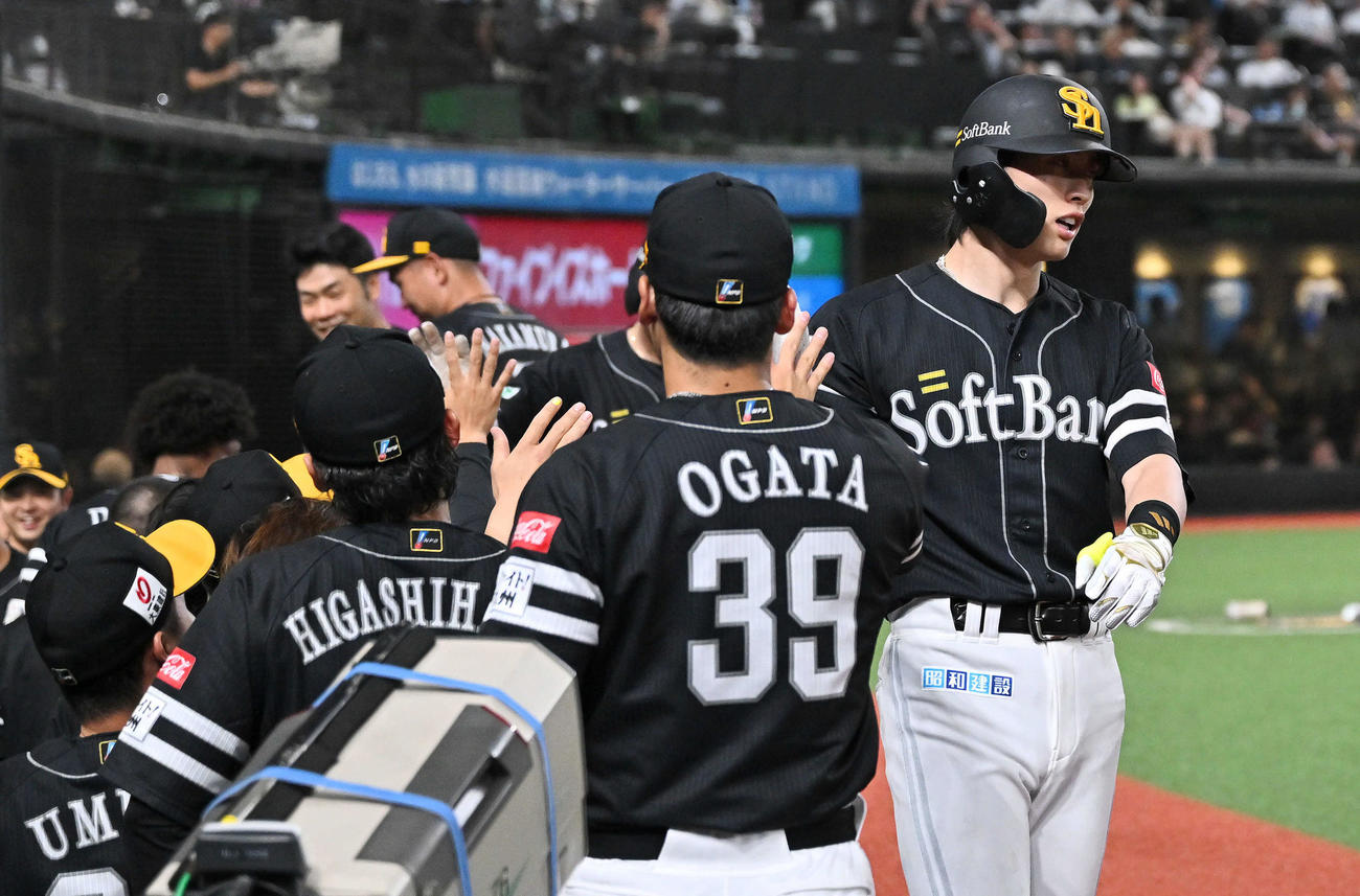 西武対ソフトバンク　6回表ソフトバンク1死一塁、2点本塁打を放った周東（右）は生還しチームメートとタッチをかわす（撮影・滝沢徹郎）