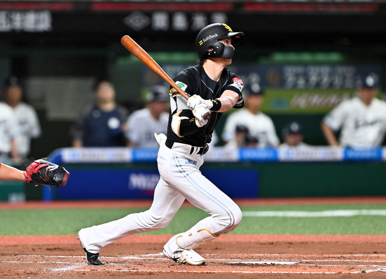 西武対ソフトバンク　6回表ソフトバンク1死一塁、周東は右越え2点本塁打を放つ（撮影・滝沢徹郎）