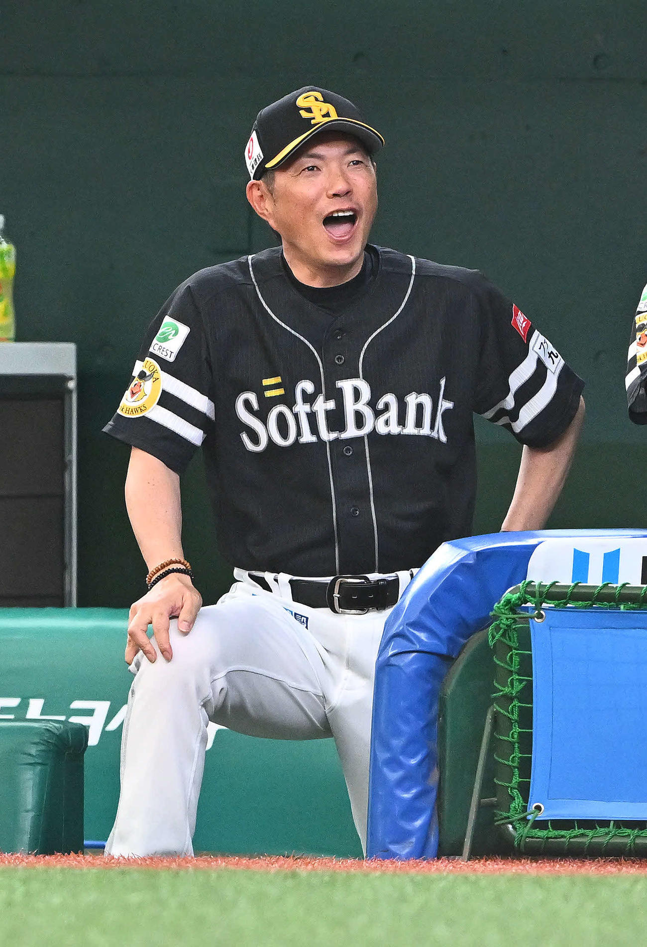 西武対ソフトバンク　3回表ソフトバンク無死、先制ソロ本塁打を放った野村を祝福する小久保監督（撮影・滝沢徹郎）