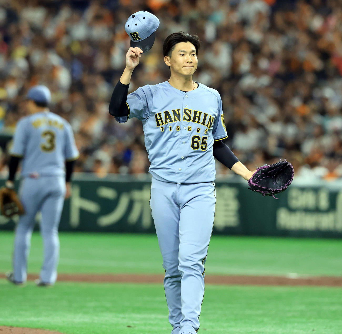 巨人対阪神　5回裏巨人の攻撃で帽子をとる湯浅（撮影・浅見桂子）