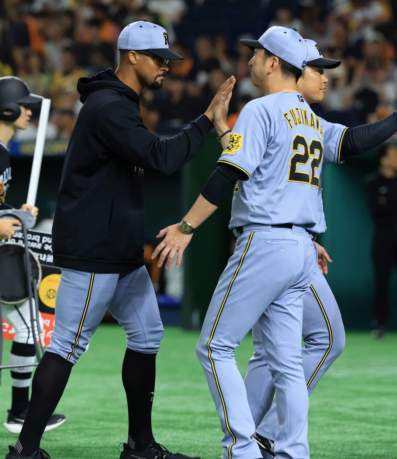 巨人対阪神　連勝し、阪神藤川監督（右）とハイタッチするデュプランティエ（撮影・浅見桂子）