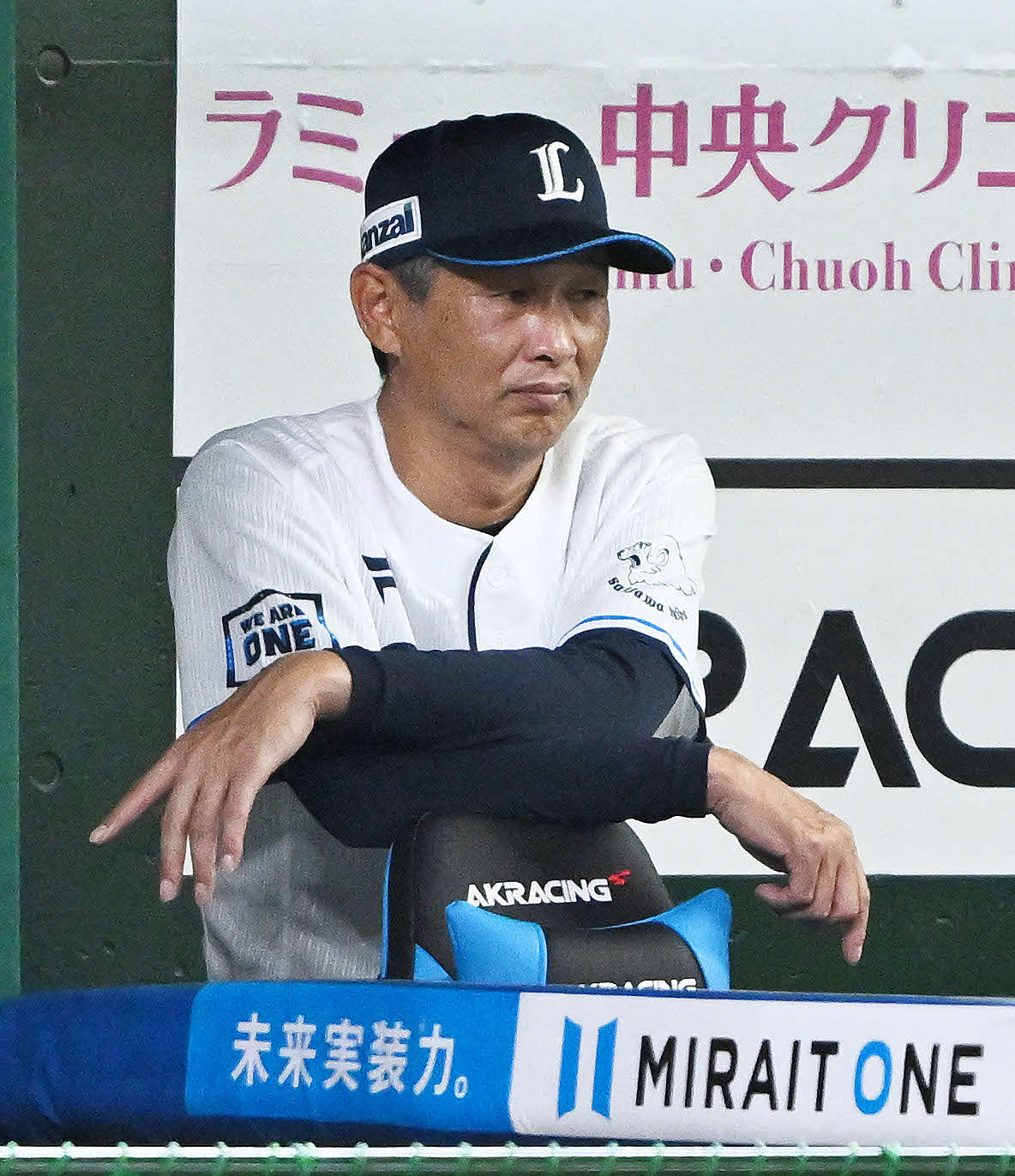 西武対ソフトバンク　ベンチで浮かない表情の西武西口監督（撮影・滝沢徹郎）
