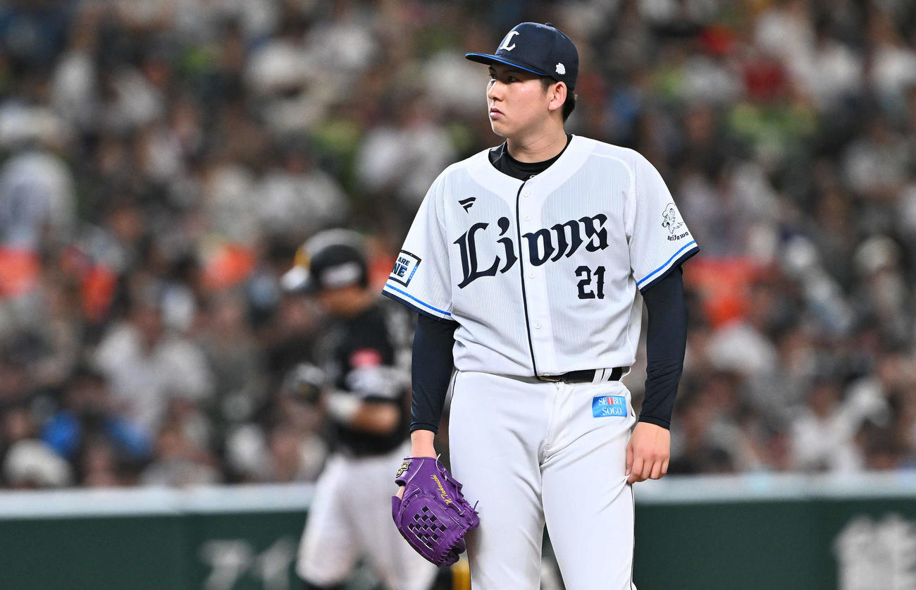 西武対ソフトバンク　4回表ソフトバンク無死、谷川原（後方）にソロ本塁打を許す武内（撮影・滝沢徹郎）
