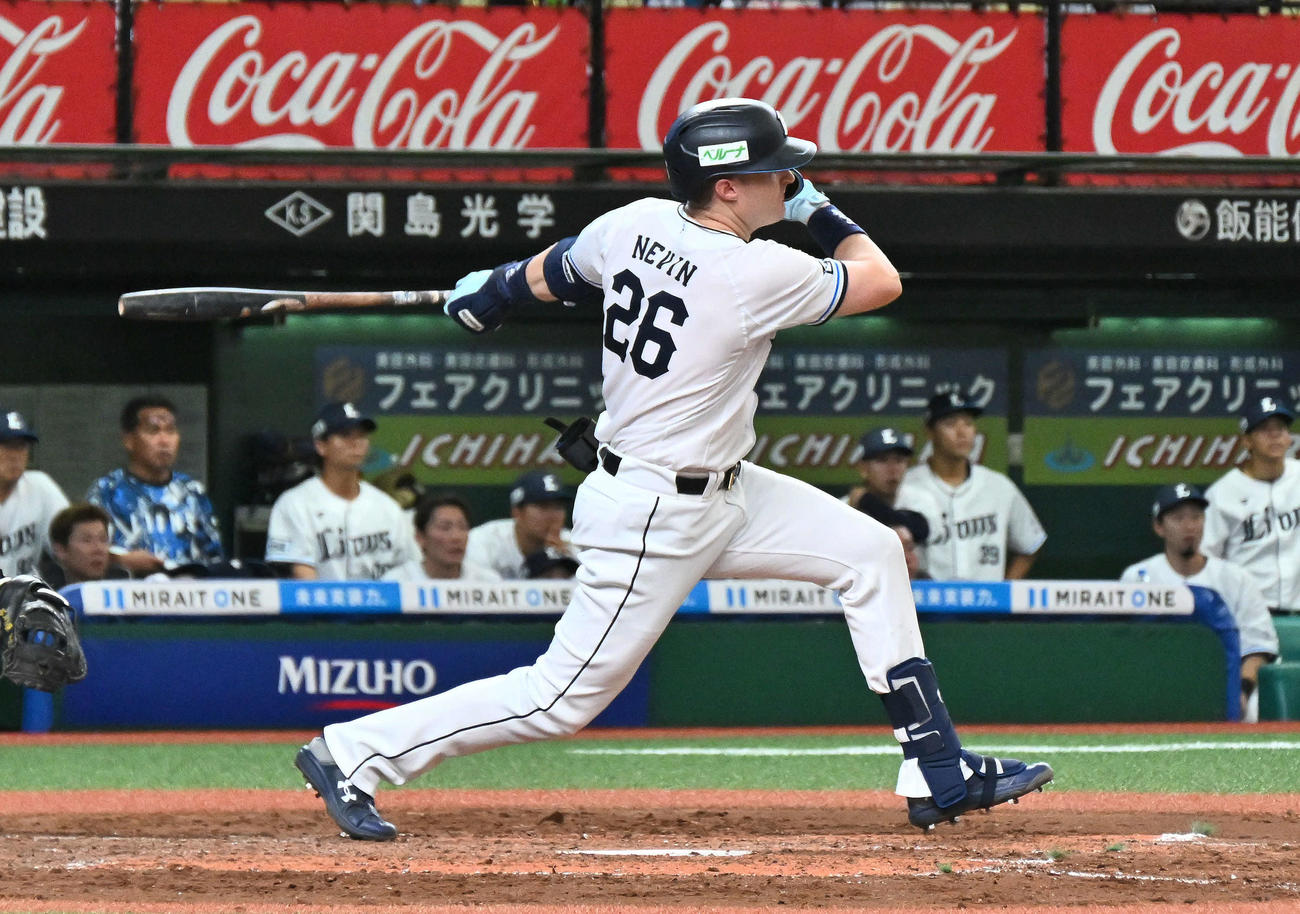 西武対ソフトバンク　5回裏西武2死一塁、ネビンは適時二塁打を放つ（撮影・滝沢徹郎）