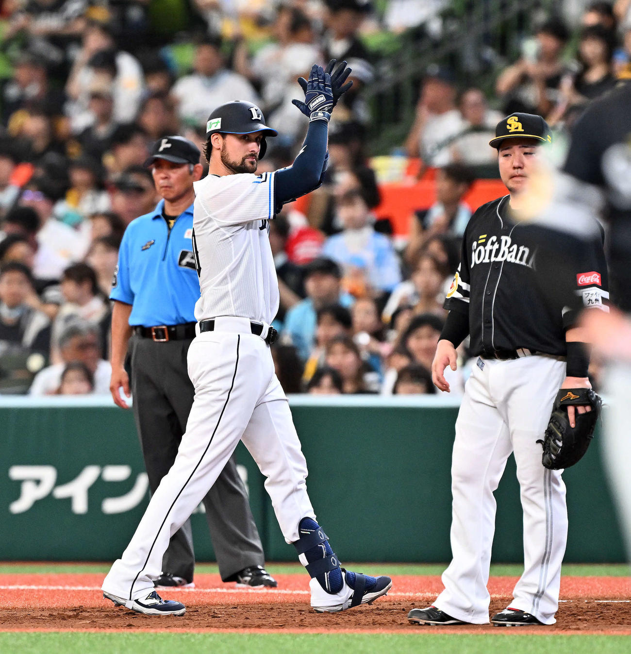 西武対ソフトバンク　2回裏西武無死一塁、デービス（左）は左前打を放ち手をたたいて喜ぶ。一塁手山川（撮影・滝沢徹郎）