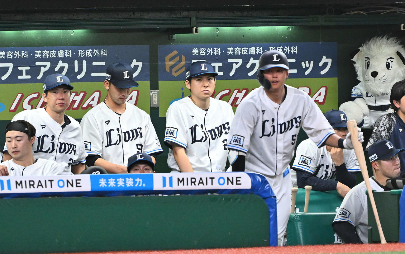 西武対ソフトバンク　9回裏、ベンチから戦況を見つめる西武武内（中央）ら選手たち（撮影・滝沢徹郎）