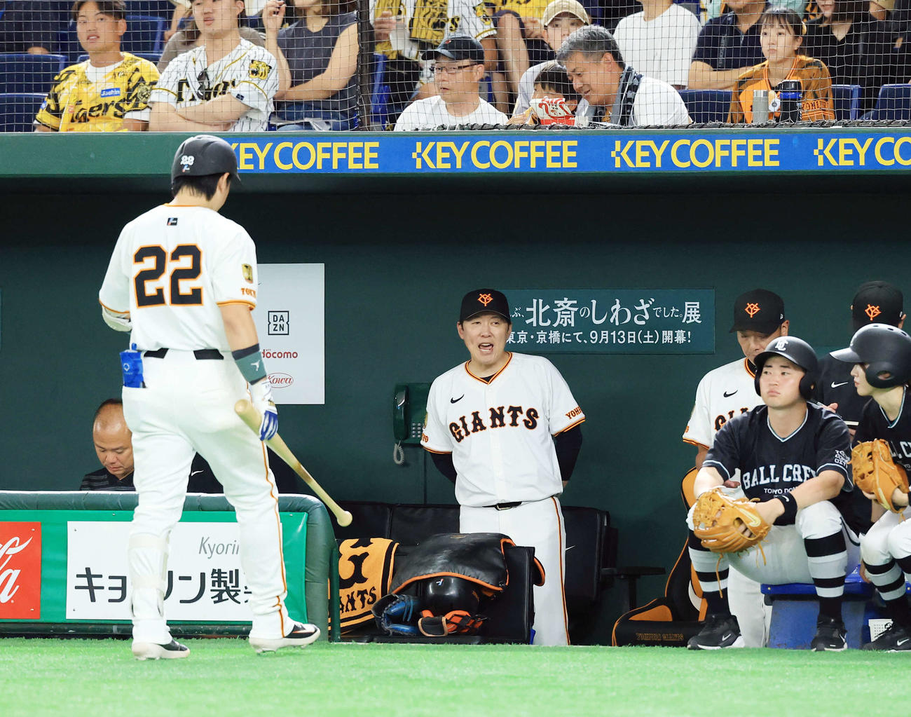 巨人対阪神　4回裏巨人無死一、二塁、スリーバント失敗で引き揚げる小林（左）の奥でうつむく阿部監督（右奥）（撮影・浅見桂子）