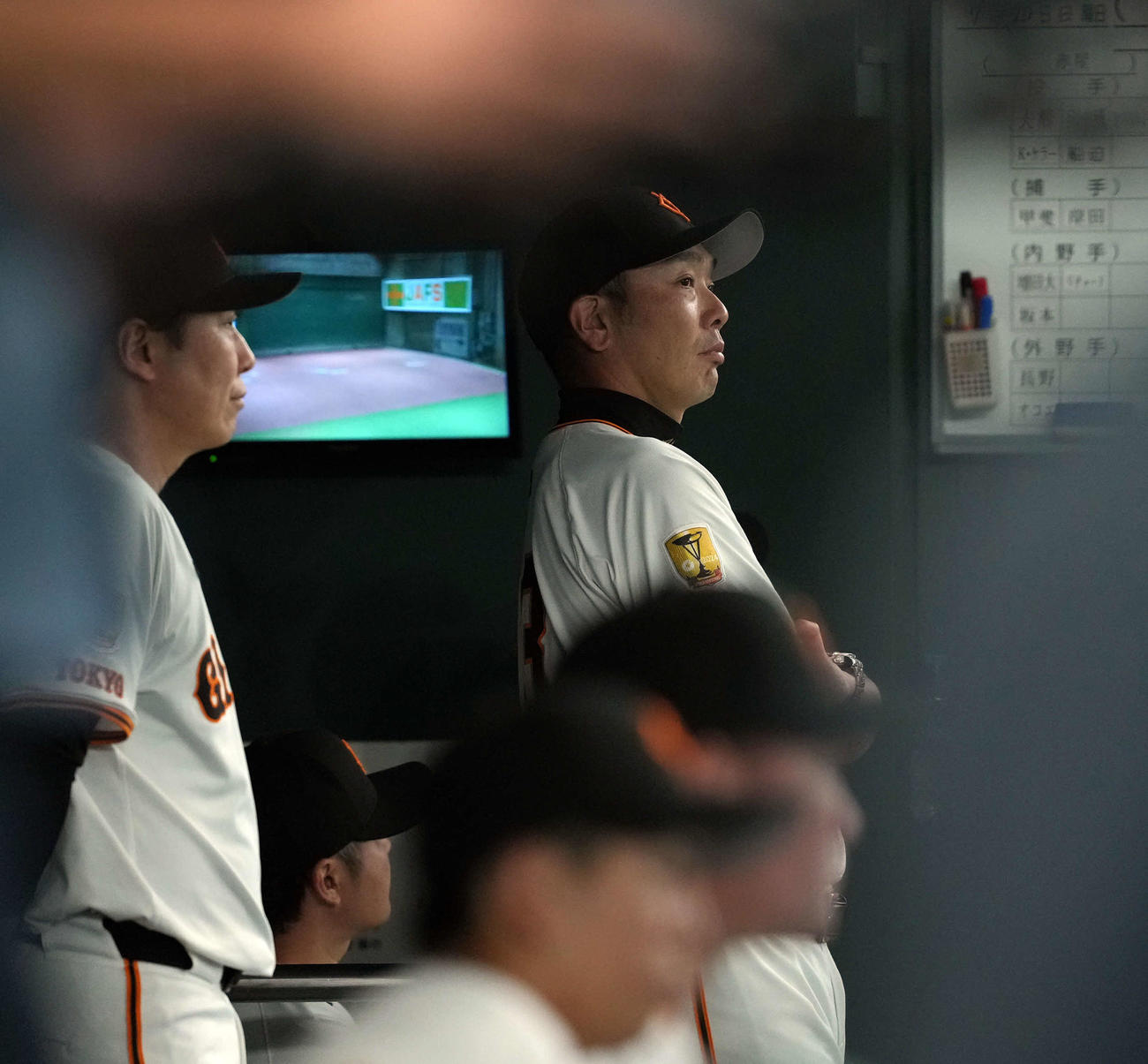 巨人対阪神　ベンチで厳しい表情を見せる巨人阿部助監督（撮影・たえ見朱実）