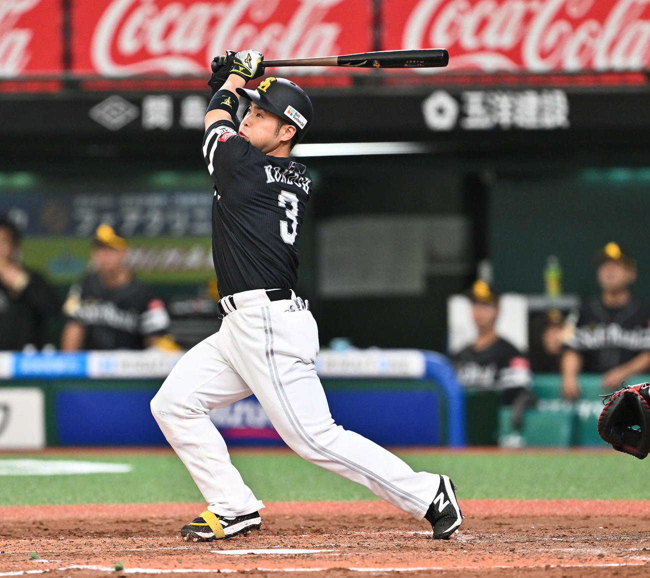 西武対ソフトバンク　3回表ソフトバンク2死三塁、近藤は左翼へ適時二塁打を放つ（撮影・滝沢徹郎）