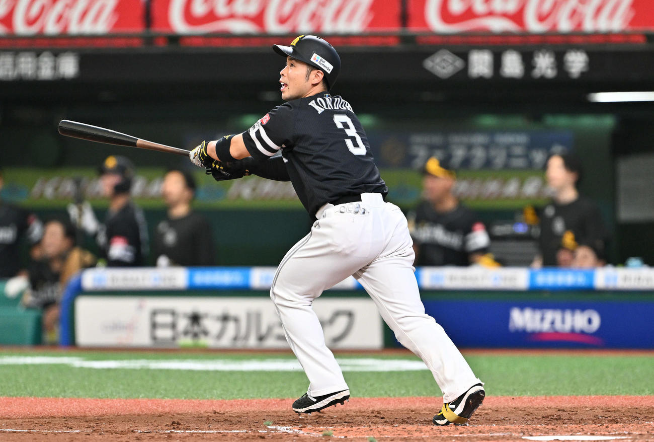 西武対ソフトバンク　3回表ソフトバンク2死三塁、近藤は左翼へ適時二塁打を放つ（撮影・滝沢徹郎）