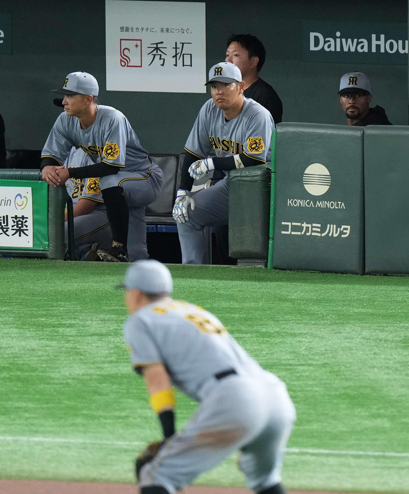 巨人対阪神　7回、戦況を見つめる阪神デュプランティエ（右）（撮影・井上学）