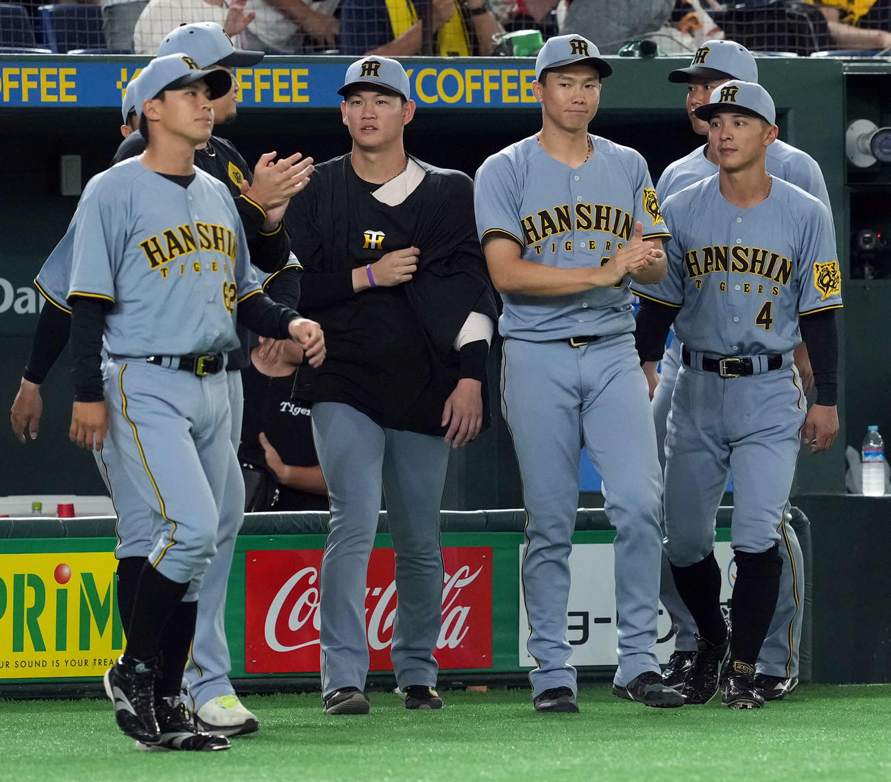 巨人対阪神　巨人に勝利し笑顔を見せる阪神湯浅（中央右）左は及川（撮影・たえ見朱実）