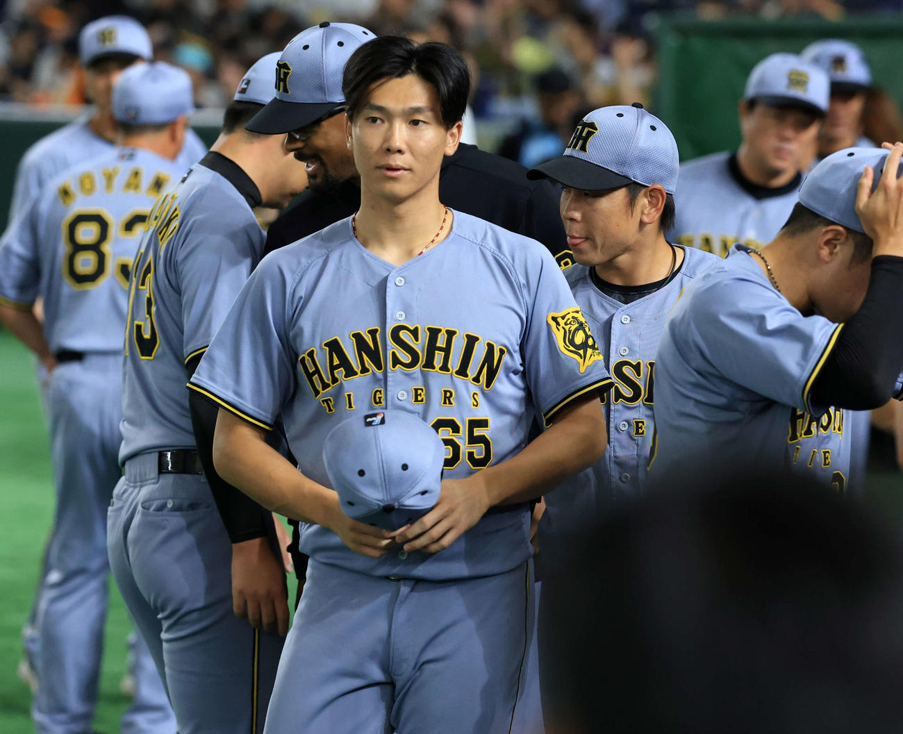 巨人対阪神　勝利投手の湯浅（中央）はさわやかな表情で引き揚げる（撮影・浅見桂子）