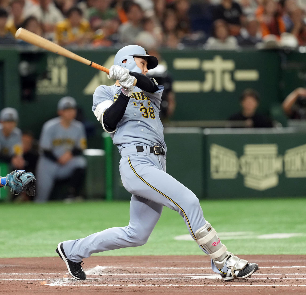 巨人対阪神　2回表阪神2死、右越えに先制のソロ本塁打を放つ小幡（撮影・たえ見朱実）