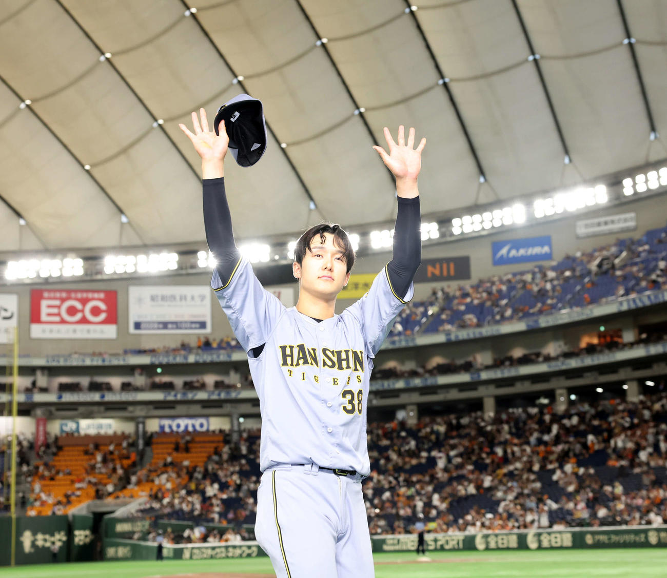 巨人対阪神　ヒーローインタビューを終えスタンドに手を振る阪神小幡（撮影・浅見桂子）