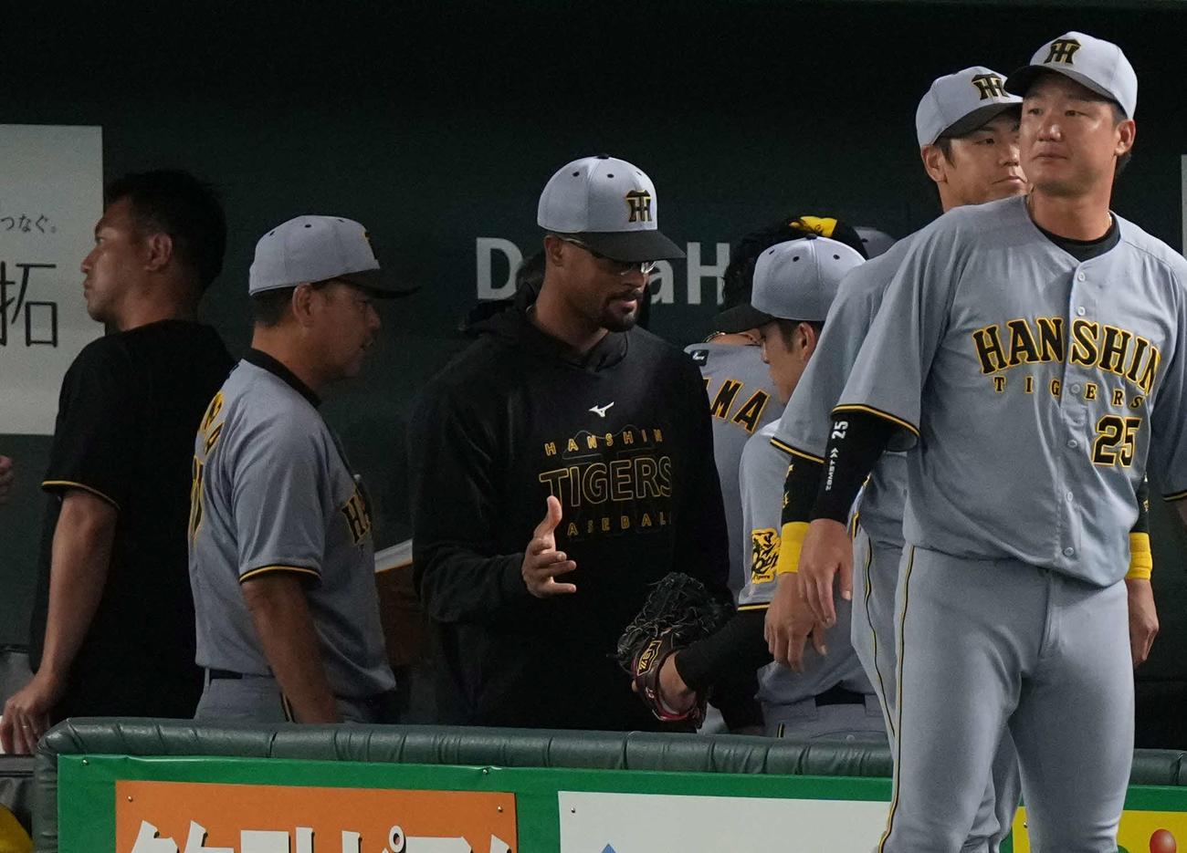 巨人対阪神　9回、戦況を見つめる阪神デュプランティエ（中央）（撮影・井上学）