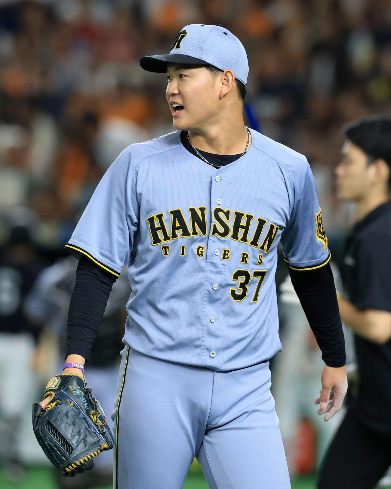 巨人対阪神　7回裏巨人の攻撃を抑え笑顔の及川（撮影・浅見桂子）