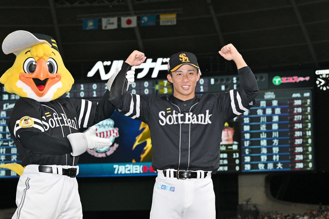 西武対ソフトバンク　ヒーローインタビューを終えポーズを決めるソフトバンク野村（撮影・滝沢徹郎）