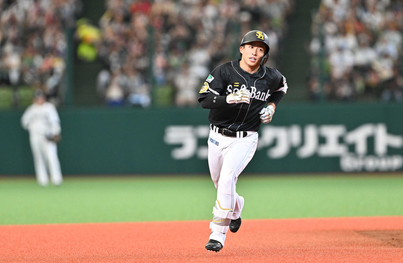 西武対ソフトバンク　3回表ソフトバンク無死、先制ソロ本塁打を放ちダイヤモンドを1周する野村（撮影・滝沢徹郎）