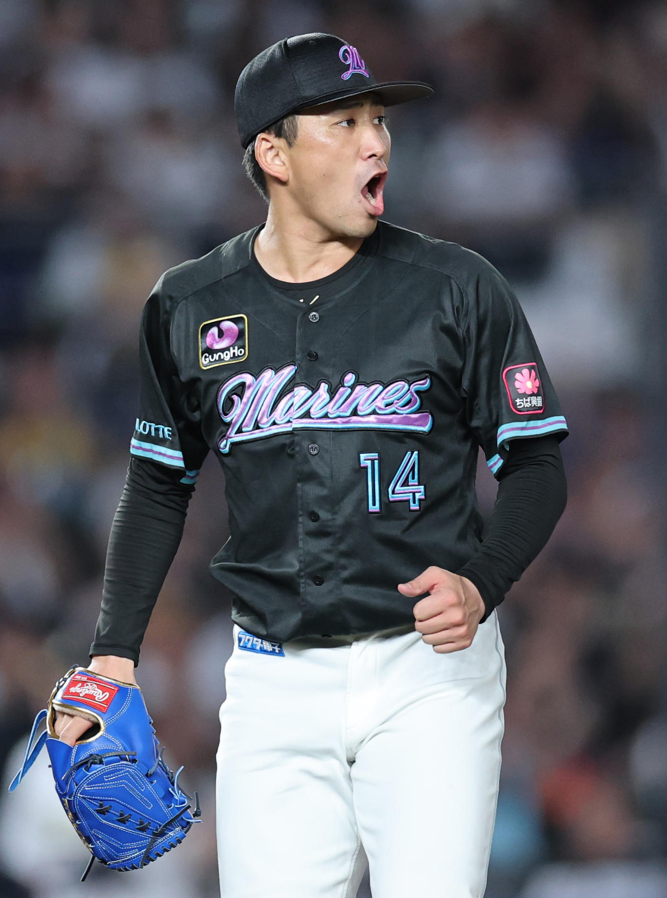 ロッテ対オリックス　5回表を終えガッツポーズでほえるロッテ小島（撮影・野上伸悟）