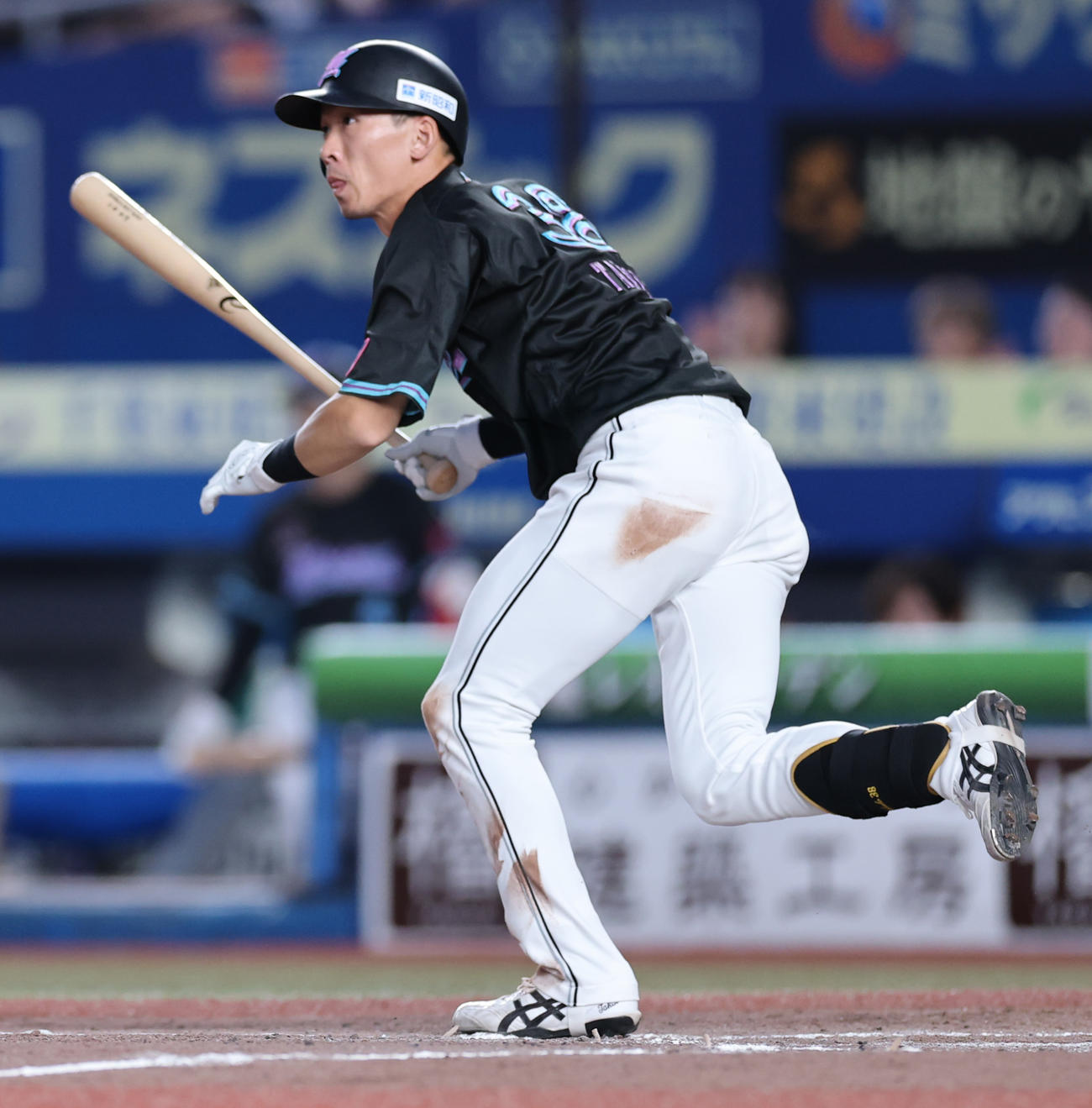 ロッテ対オリックス　3回裏ロッテ1死二、三塁、左犠飛を放つ高部（撮影・野上伸悟）