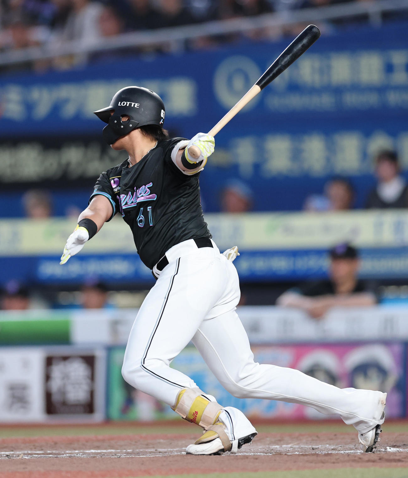 ロッテ対オリックス　3回裏ロッテ無死一、二塁、中前適時打を放つ山本（撮影・野上伸悟）