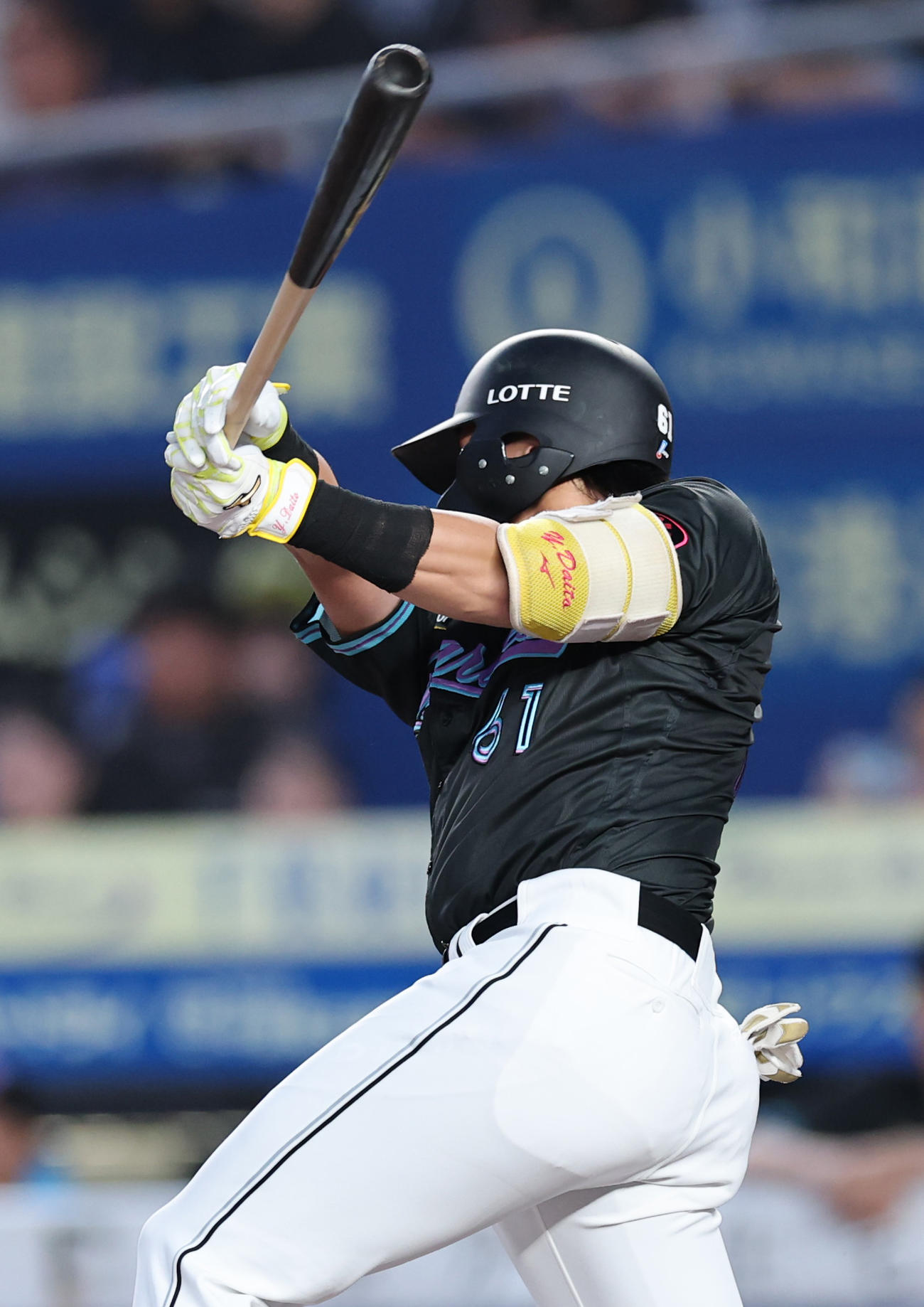 ロッテ対オリックス　3回裏ロッテ無死一、二塁、中前適時打を放つ山本（撮影・野上伸悟）