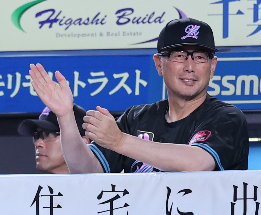 ロッテ対オリックス　3回裏、得点を喜ぶロッテ吉井監督（撮影・野上伸悟）