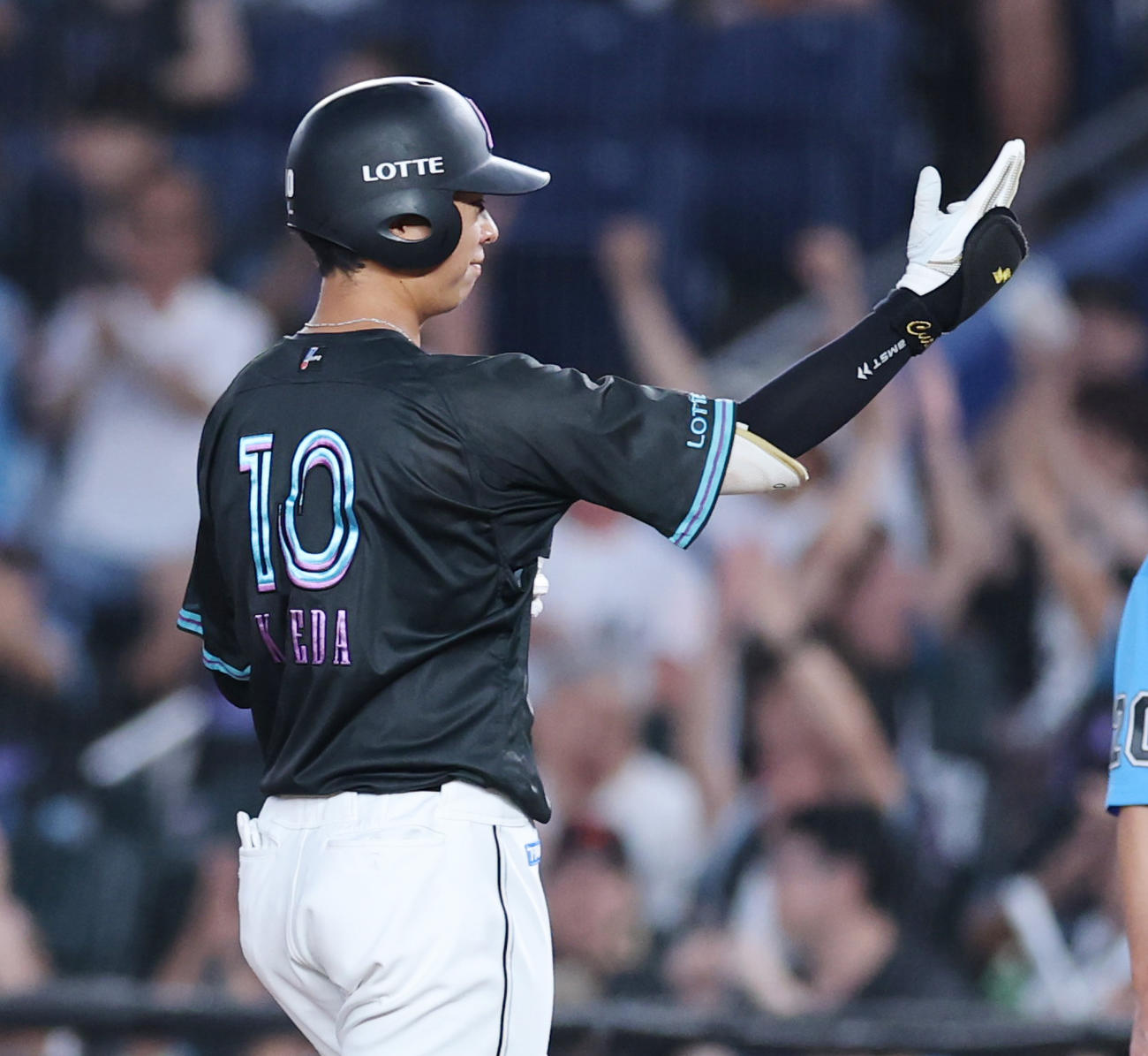 ロッテ対オリックス　3回裏ロッテ2死二塁、右前適時打を放ち喜ぶ上田（撮影・野上伸悟）