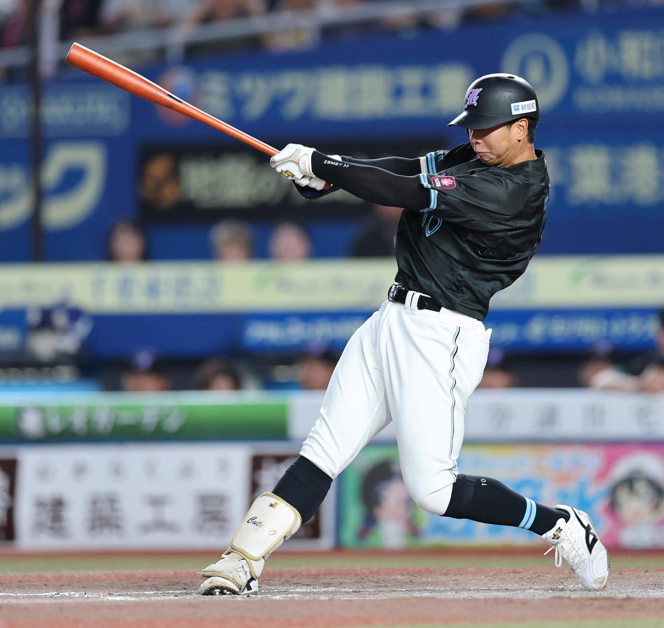 ロッテ対オリックス　3回裏ロッテ2死二塁、右前適時打を放つ上田（撮影・野上伸悟）