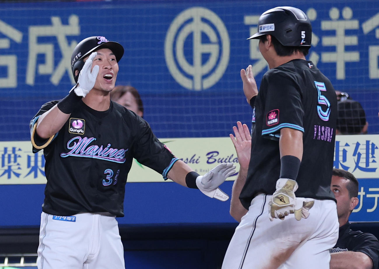 ロッテ対オリックス　3回裏ロッテ1死二、三塁、左犠飛を放ち、安田（右）と喜ぶ高部（撮影・野上伸悟）
