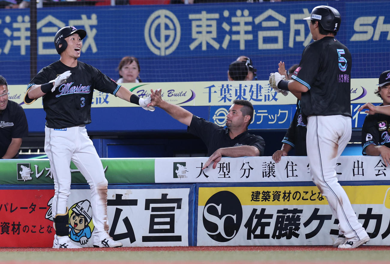 ロッテ対オリックス　3回裏ロッテ1死二、三塁、左犠飛を放ち、安田（右）と喜ぶ高部（撮影・野上伸悟）