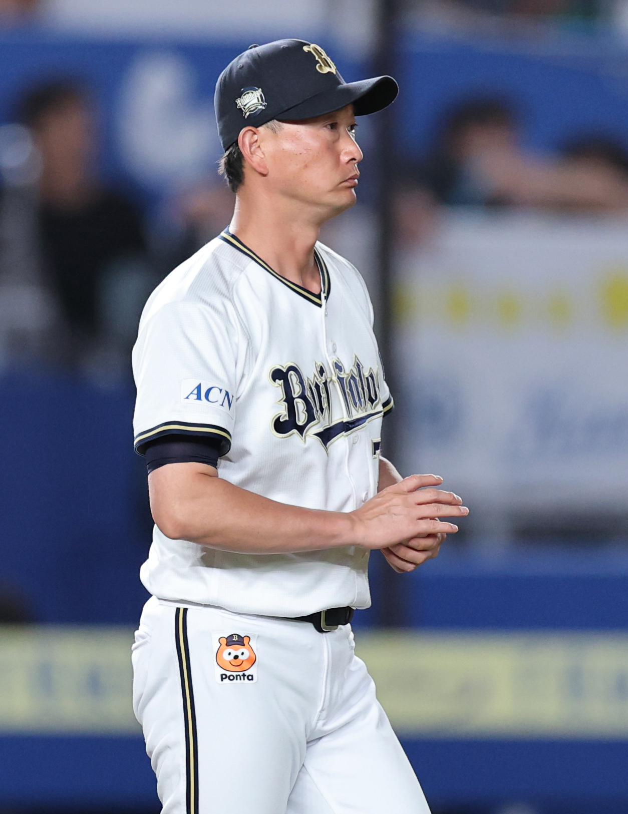 ロッテ対オリックス　選手交代を告げるオリックス岸田監督（撮影・野上伸悟）