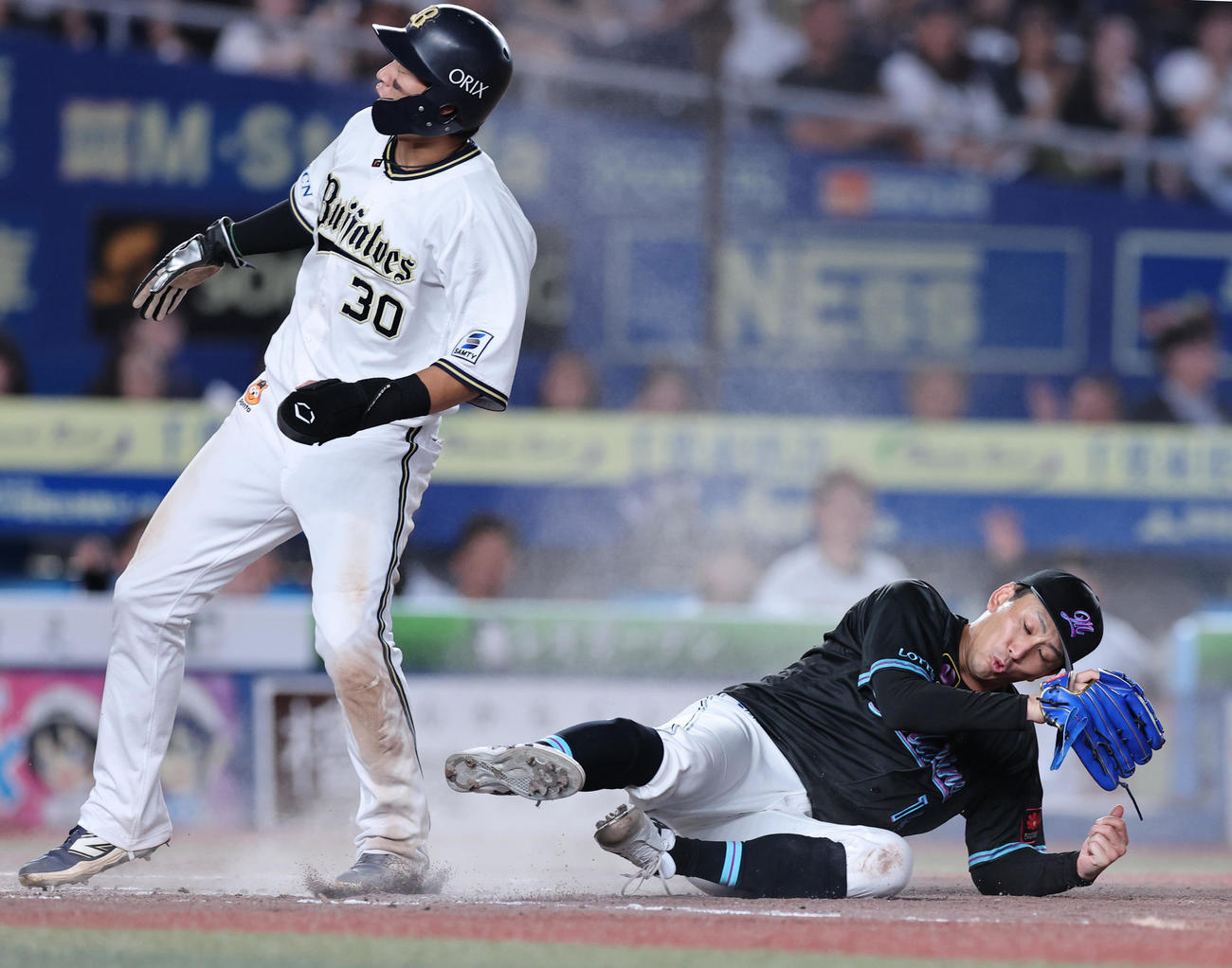 ロッテ対オリックス　5回表オリックス1死二、三塁、捕手がボールをそらす間に広岡（左）が本塁をつくも、小島がカバーに入りアウト（撮影・野上伸悟）