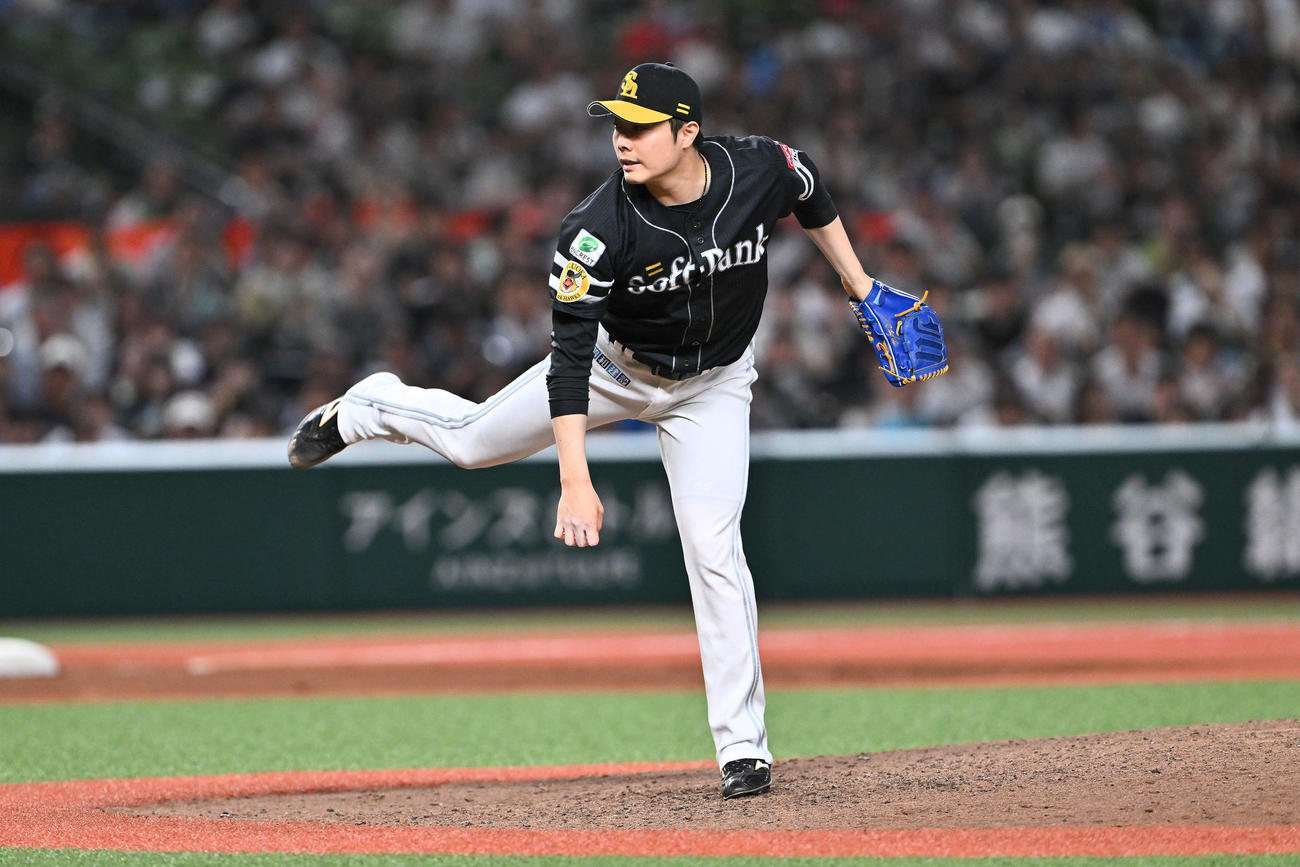 西武対ソフトバンク　8回裏、ソフトバンク7番手で登板する松本裕（撮影・滝沢徹郎）