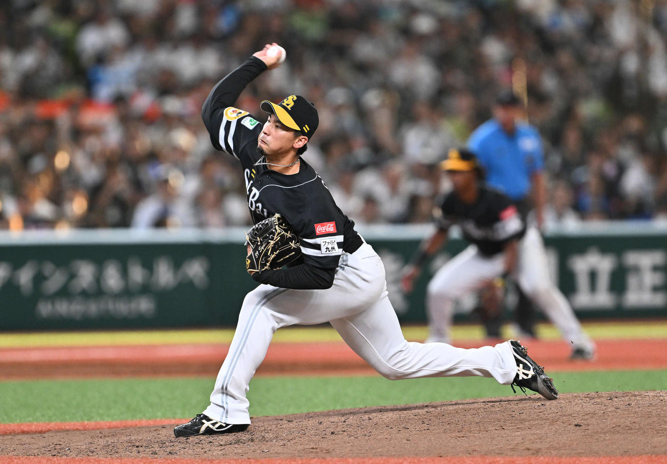 西武対ソフトバンク　3回裏途中からソフトバンク2番手で登板する尾形（撮影・滝沢徹郎）