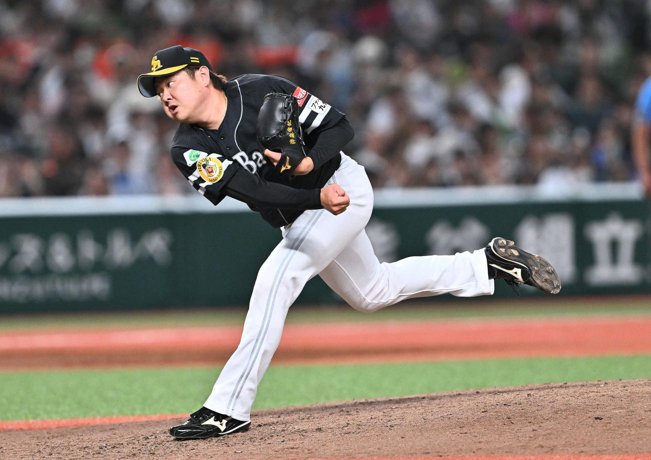 西武対ソフトバンク　5回裏途中から、ソフトバンク4番手で登板する津森（撮影・滝沢徹郎）