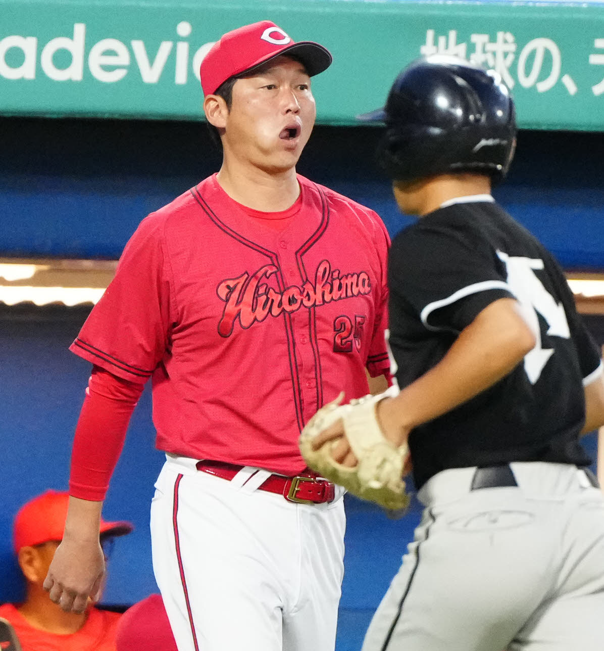 ヤクルト対広島　2回裏途中、広島先発玉村の降板を告げに向かう新井監督（撮影・江口和貴）