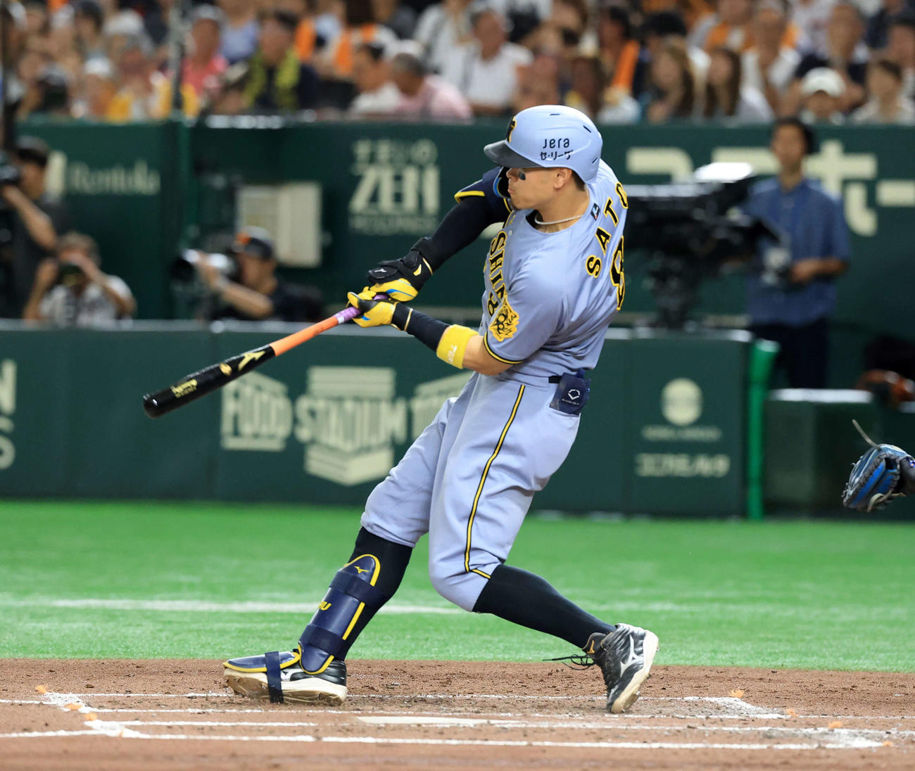 巨人対阪神　4回表阪神無死一、二塁、空振り三振に倒れる佐藤輝（撮影・浅見桂子）