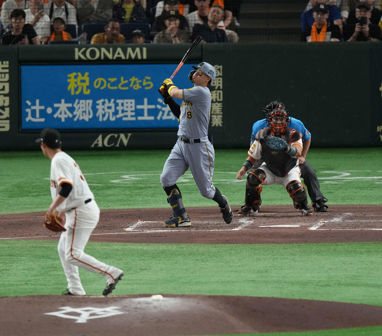 巨人対阪神　4回表阪神無死一、二塁、三振の倒れる佐藤輝（撮影・井上学）