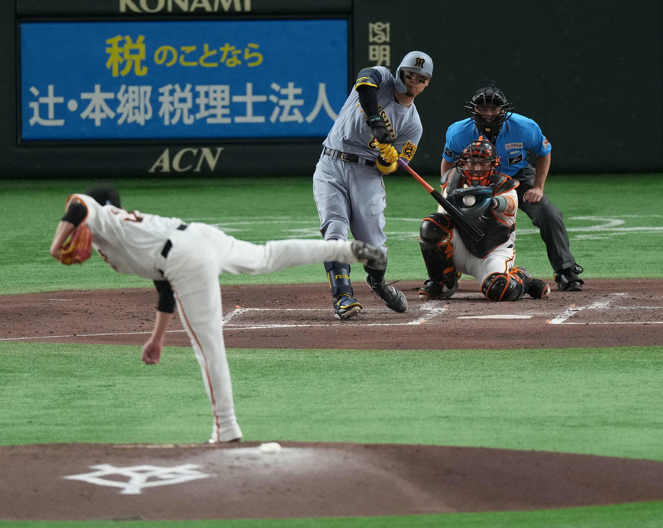 巨人対阪神　4回表阪神無死一、二塁、三振の倒れる佐藤輝（撮影・井上学）