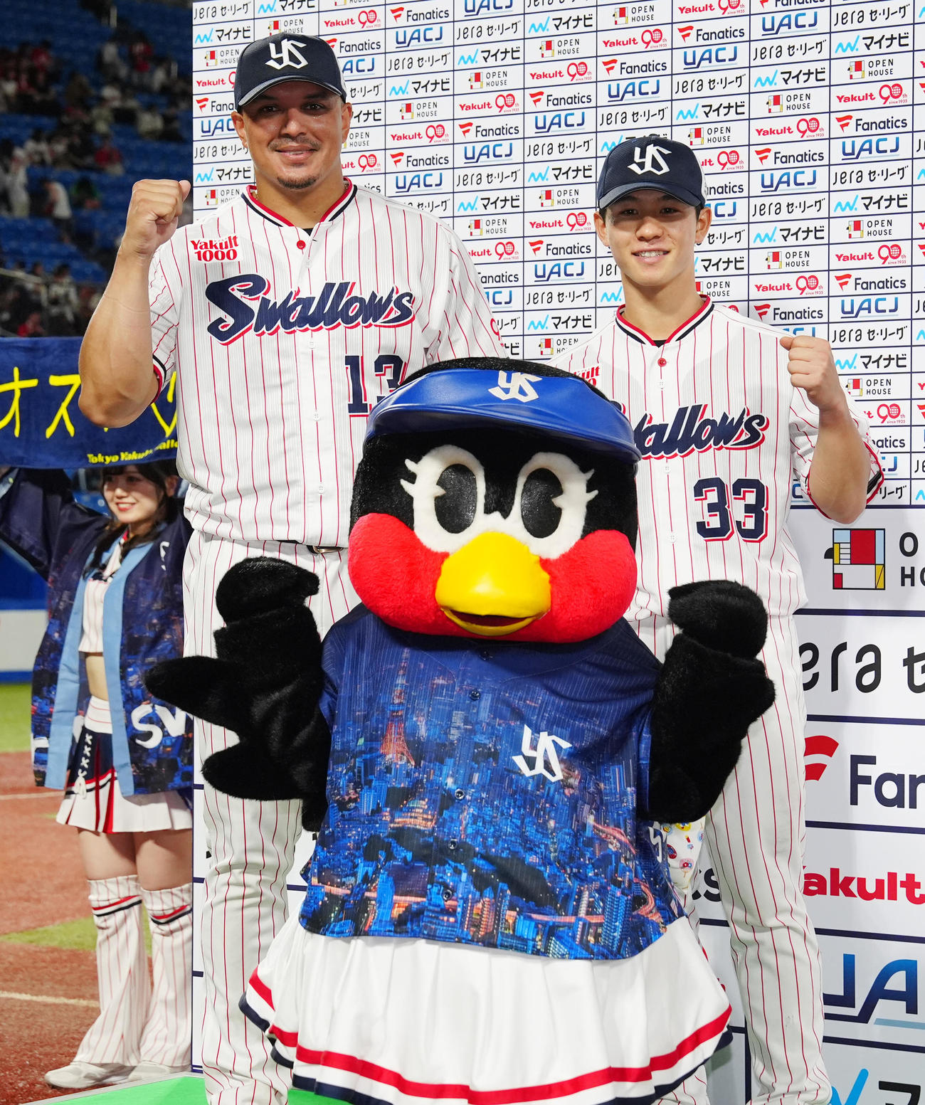 ヤクルト対広島　試合後、つばみ（中央）と写真に納まるヤクルト・オスナ（左）と内山（撮影・江口和貴）
