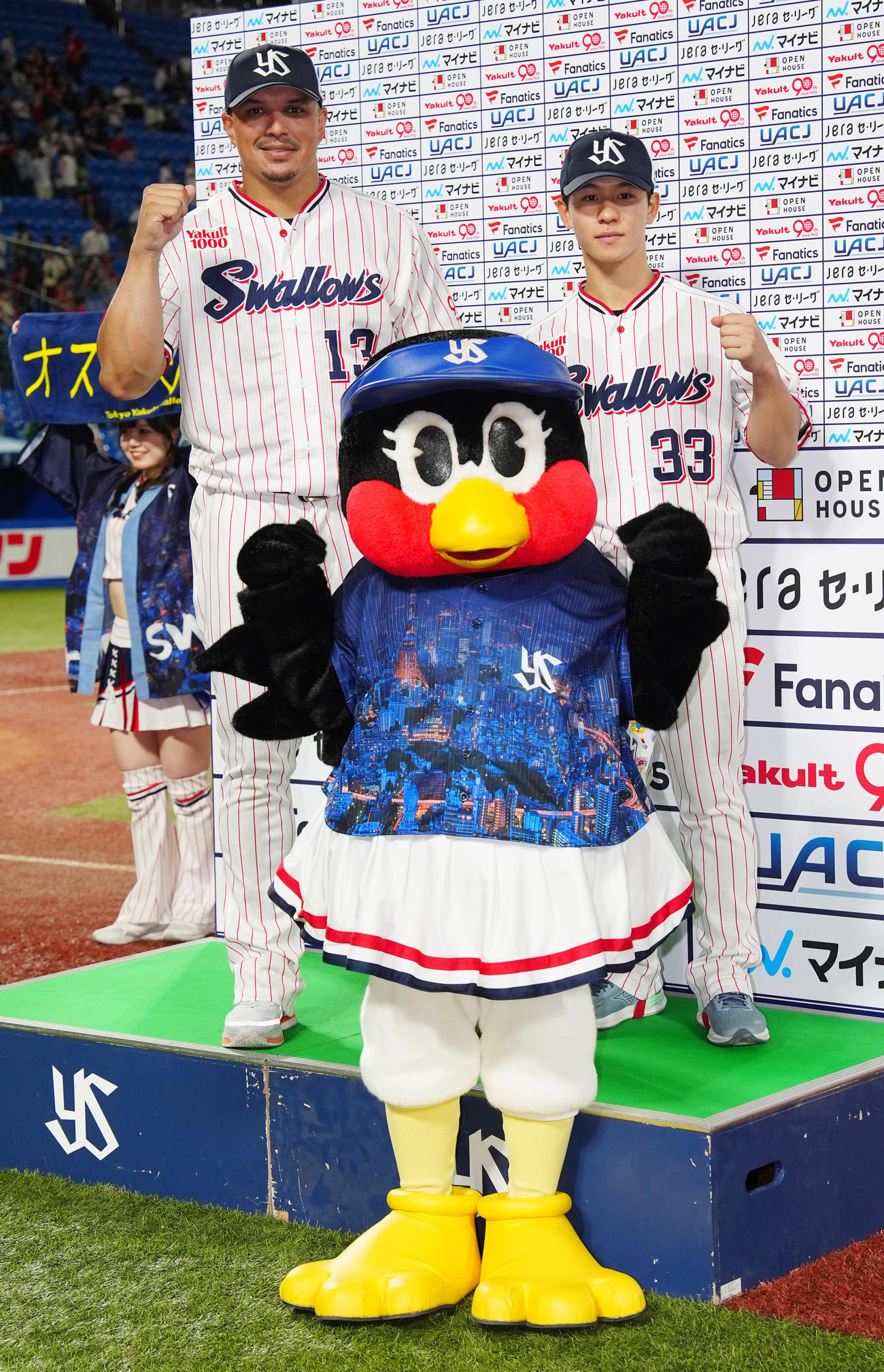 ヤクルト対広島　試合後、つばみ（中央）と写真に納まるヤクルト・オスナ（左）と内山（撮影・江口和貴）
