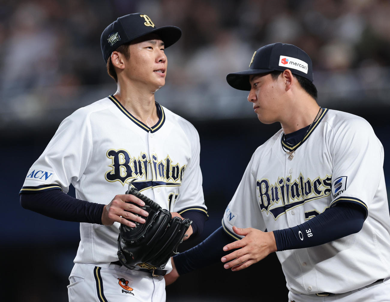 3回裏に3失点しベンチに戻るオリックス曽谷（撮影・野上伸悟）