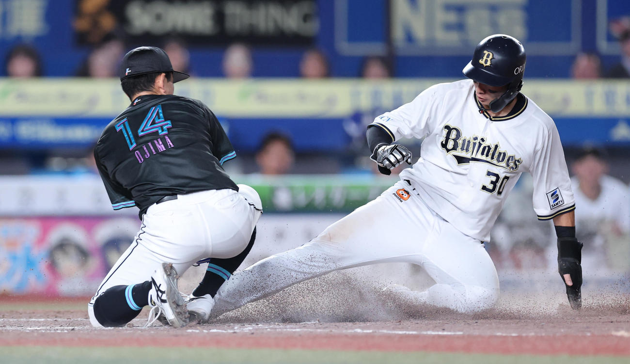 ロッテ対オリックス　5回表オリックス1死二、三塁、捕手がボールをそらす間に広岡（右）が本塁をつくも、小島がカバーに入りアウト（撮影・野上伸悟）
